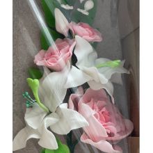 Букет из мастики "Лилия белая с розовой розой"